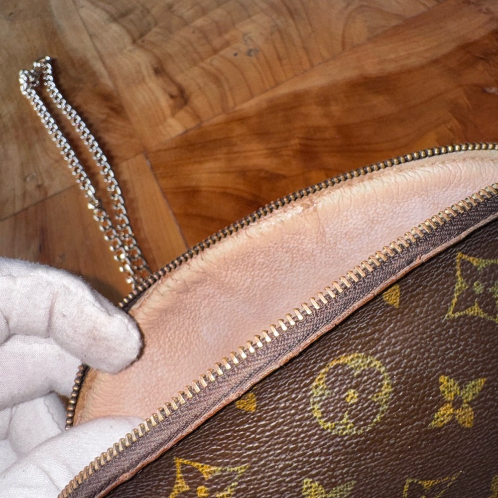 Louis Vuitton
Monogram Cosmetic Pouch vintage with unbranded chain - Picture 13 of 17